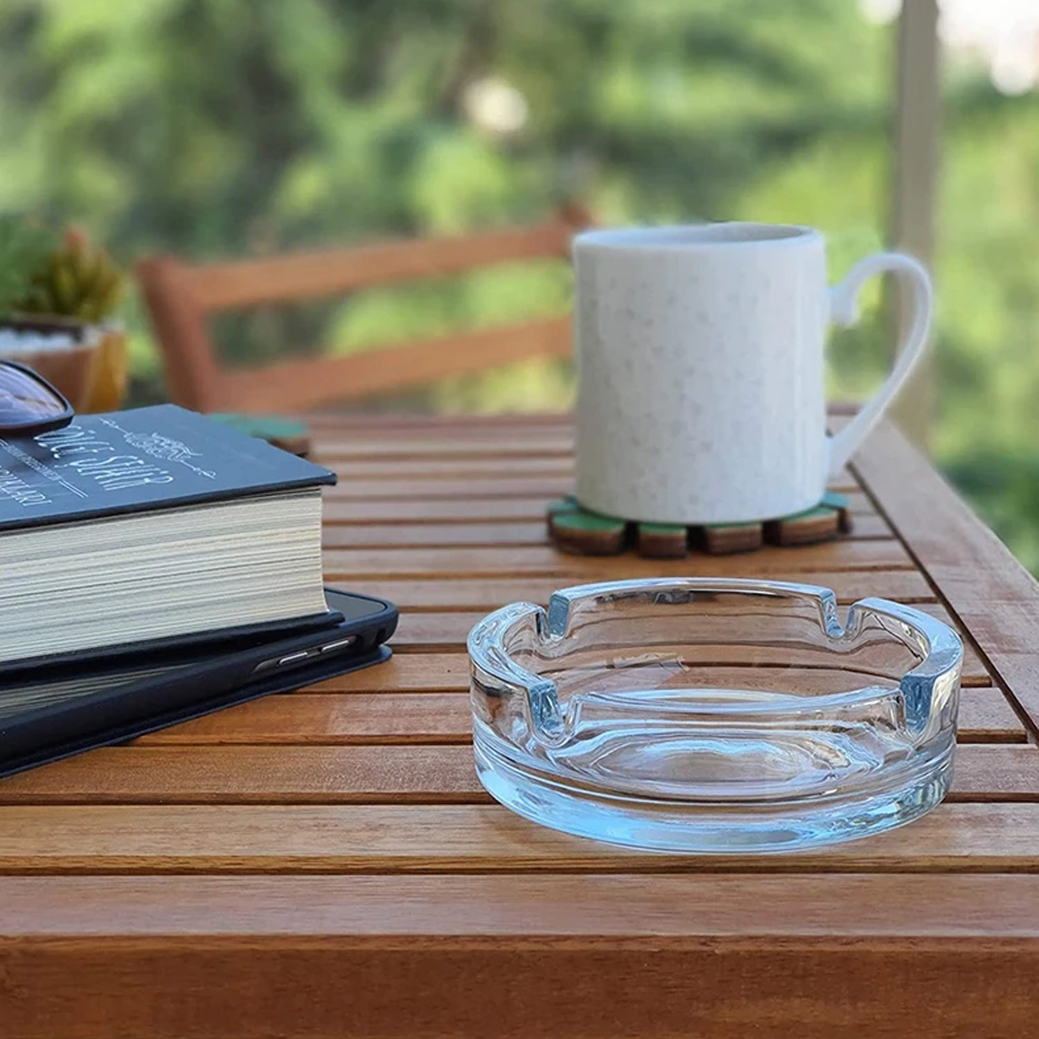 Elegant crystal ashtray with a smooth finish. Elegant crystal ashtray with a smooth finish.